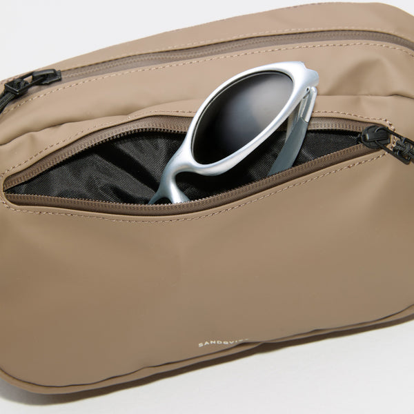 SANDQVIST STREAM SLING BAG / サンクヴィスト ストリーム スリングバッグ